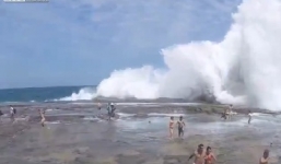 Video: Sóng khổng lồ cuốn trôi hơn 100 du khách trên bãi biển