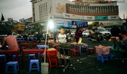 Đà Lạt: Thương bé trai 9 tuổi bán bánh tráng phụ mẹ