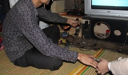 Gặp gỡ dị nhân thò tay vào ổ điện không bị giật