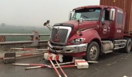 Hiện trường vụ xe container gây tai nạn liên hoàn trên cầu Thanh Trì