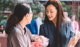 Trang Trần bế con cùng Maya đi chùa cầu bình an