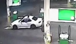 Video: Người đàn ông 'phi thân' qua cửa ô tô để bắt trộm