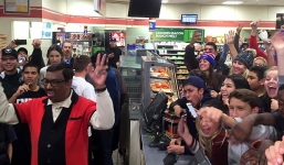 Video: Người đàn ông nổi tiếng nhờ bán tấm vé số 1,6 tỷ USD