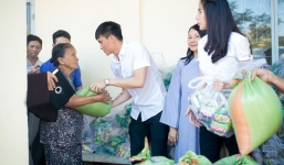 Thủy Tiên - Công Vinh giúp đỡ cặp sinh đôi ba tuổi chống gậy đưa tang mẹ