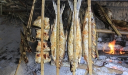 Thơm phức món cá nướng nguyên ruột giữa lòng hồ sông Đà