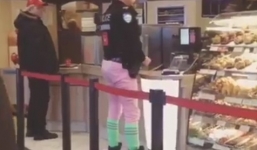 Chàng cảnh sát mặc quần hồng gây xôn xao