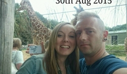 Chàng trai cầu hôn bạn gái bằng 150 bức ảnh selfie bí mật 