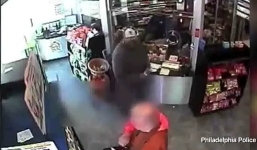 Mua xổ số, nhà sư bị cướp tấn công ngã nhào ra đường