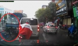 Video: Xe tải húc đổ biển báo, đâm xuyên dải phân cách gần Times City