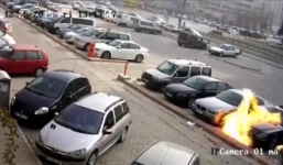 Video: Khách đốt cháy ô tô của nhân viên bán hàng vì nổi giận