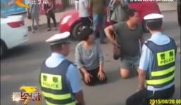 Mẹ quỳ lạy xin cảnh sát giao thông tha tội cho con