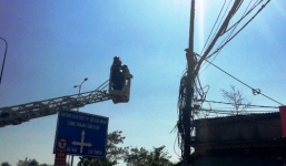 Nam thanh niên leo cột điện la hét, dọa tự tử ở Sài Gòn
