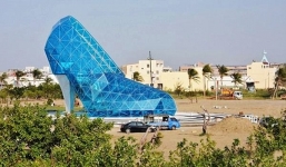 Nhà thờ có hình dáng độc đáo, như chiếc giày cao gót