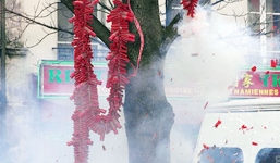 Chưa đến Tết, người Trung Quốc đã đốt pháo từng bừng khắp phố