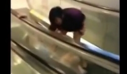 Cô gái bị ngã nhào xuống thang cuốn vì mải tạo dáng chụp ảnh