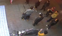 Chủ nhà lao ra tóm gọn tên trộm xe máy trong chớp mắt