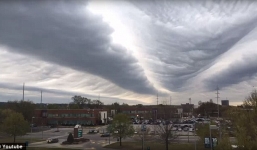 Đám mây hình sóng biển kỳ lạ trên bầu trời nước Mỹ