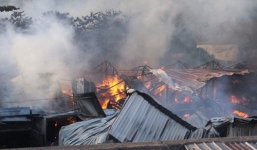 Cháy lớn tại xưởng gỗ ở Sài Gòn, hàng chục công nhân hốt hoảng bỏ chạy