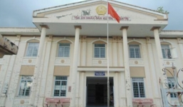 Chồng đoạt mạng vợ trước sân tòa án