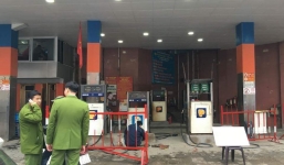 Hà Nội: cột bơm xăng bị ô tô húc đổ, đè trúng một học sinh