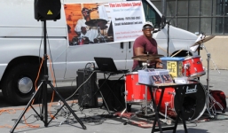 Màn đệm trống cực đỉnh của gã ăn mày gây sốt mạng XH