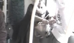 Video: Người phụ nữ đột nhiên tấn công bé trai trên xe bus