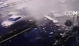 Video: Rò khí gas, quán cà phê nổ tung như trúng bom