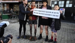 Video: Đàn ông Hà Lan mặc váy ngắn giữa trời lạnh