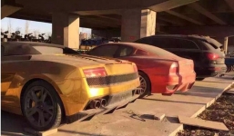 Bộ sưu tập siêu xe hàng chục tỷ đồng bỏ hoang dưới gầm cầu