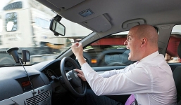 Hy hữu chồng bỏ quên vợ ở trạm xăng khi đi du lịch