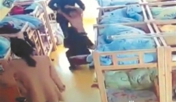 Bé trai bị lột đồ giữa lớp vì không chịu ngủ trưa