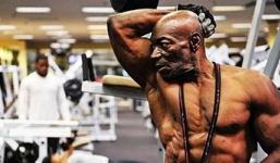 Cụ ông 70 tuổi sở hữu thân hình cường tráng hơn thanh niên