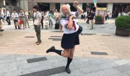 Cụ già mặc đồng phục nữ sinh tung tăng trên phố Sài Gòn