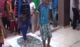 Dạy học sinh đi trên thủy tinh để vượt nỗi sợ... thi cử