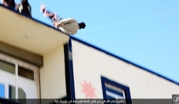 IS công khai ném người đồng tính từ trên mái nhà xuống