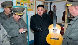 Ông Kim Jong-un đánh đàn, ca hát cùng công nhân