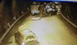 Video: Xe tải phóng như “điên”, đâm loạn xạ trong đường hầm