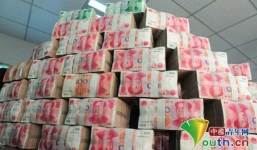 Xếp tiền thành “núi” thưởng cho nhân viên