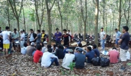 Trinh sát giả dân chơi, nổ súng bắt sòng bạc giữa rừng cao su