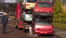 Ôtô cõng nhau leo lên xe tải