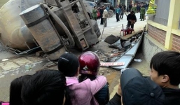 Nghệ An: Xe bồn xi măng tụt dốc, đè chết 2 người