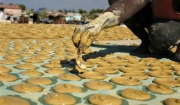 Người dân Haiti ăn bánh làm từ bùn đất