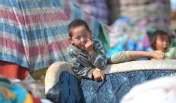 Bộ ảnh những đứa trẻ kiếm ăn ở bãi rác gây xúc động cư dân mạng