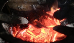 Bí ẩn 'dị nhân' ngậm khâu dao nung đỏ rực ở Bắc Kạn