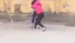 Hà Nội: xôn xao clip nữ sinh túm tóc đánh nhau trước cổng trường