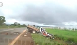 Hãi hùng cảnh xe mất lái lộn vòng, hất tung hành khách lên cao