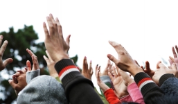 Bị buộc tội phỉ báng, thiếu niên tự chặt tay khiến bố mẹ tự hào