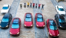 Mua hàng loạt ô tô thưởng tết cho nhân viên