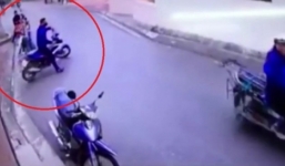 Video: Trộm bẻ khóa, 'cuỗm' xe Air Blade giữa phố đông người