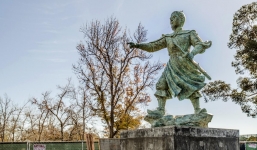 Cận cảnh tượng Đức Thánh Trần Hưng Đạo tại công viên ở Mỹ